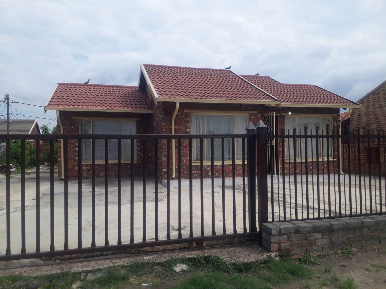 2 Bed House in Boitekong photo number 5