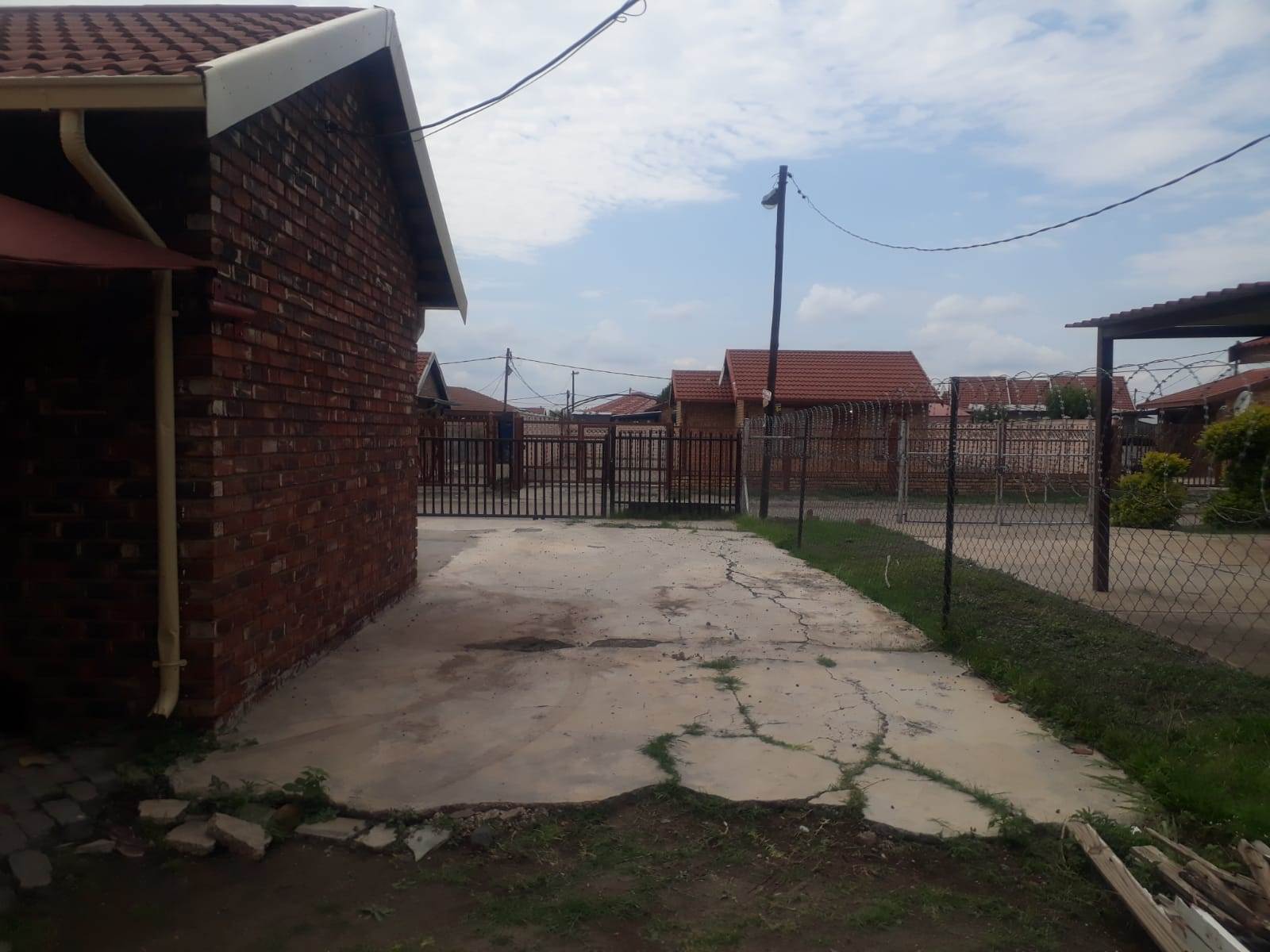 2 Bed House in Boitekong photo number 15