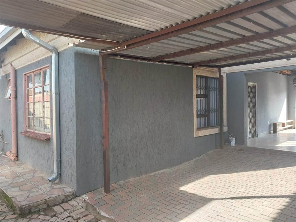 3 Bed House in Daveyton photo number 17