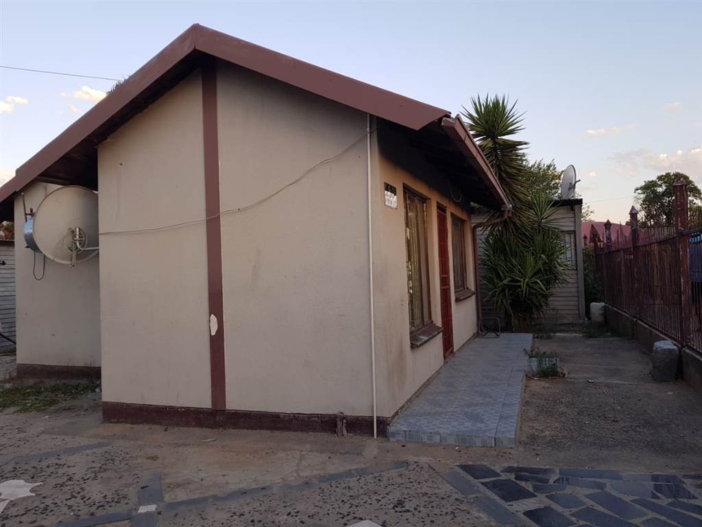 2 Bed House in Rustenburg North photo number 2