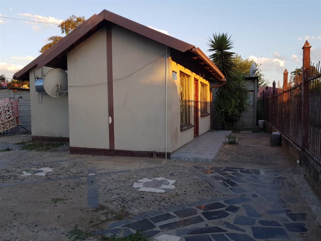 2 Bed House in Rustenburg North photo number 4