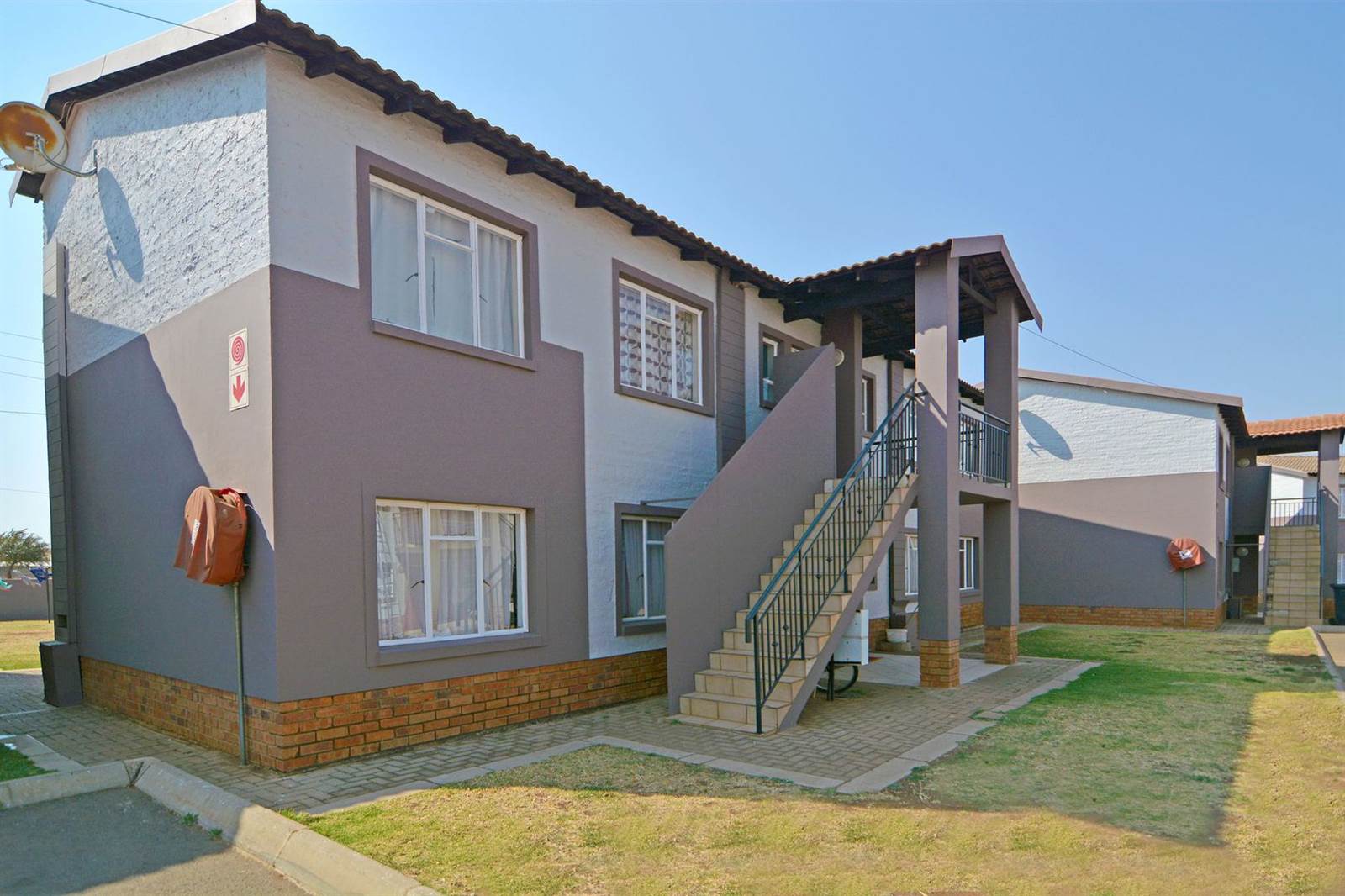 2 Bed Apartment in Protea Glen photo number 3