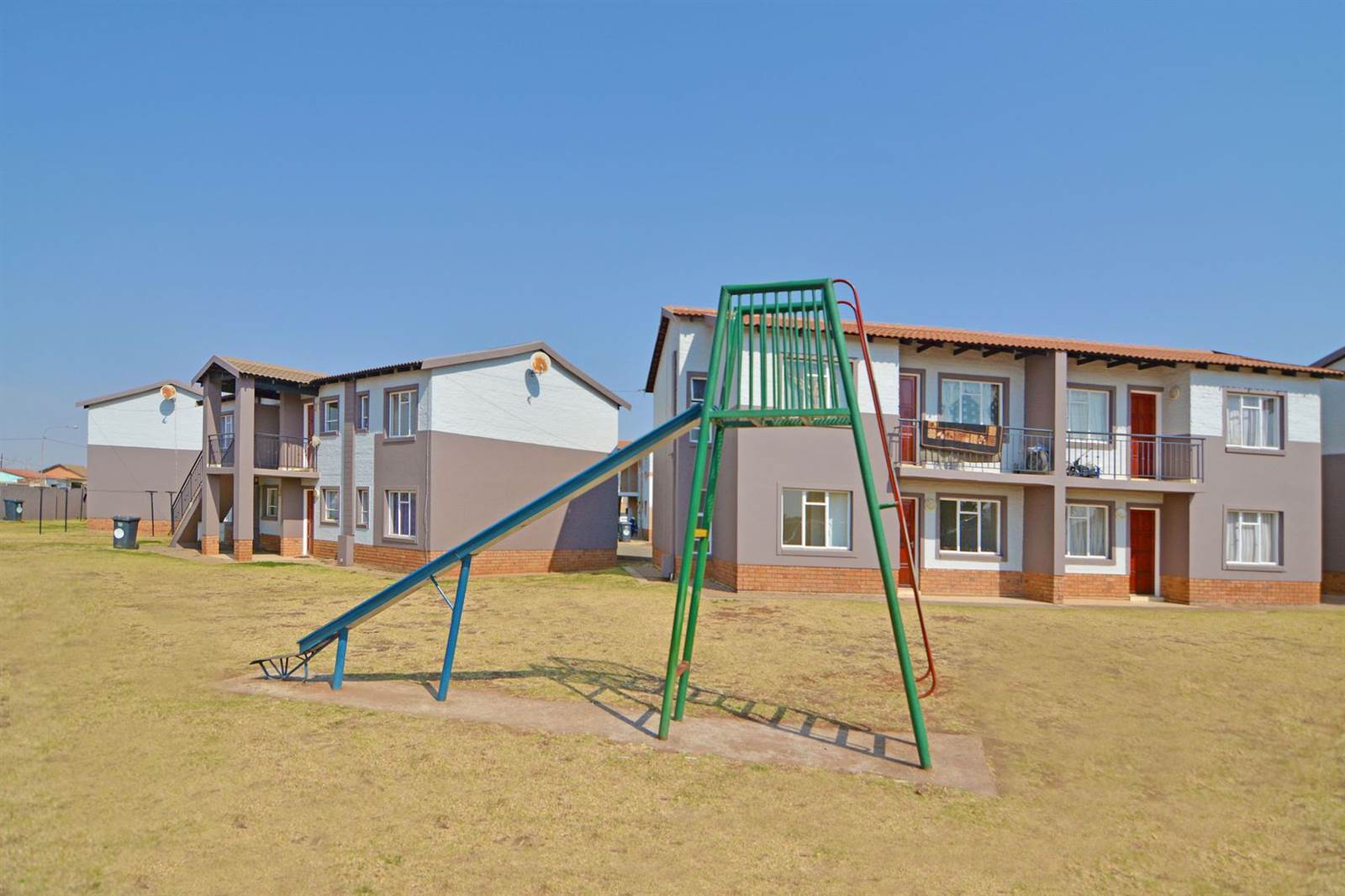 2 Bed Apartment in Protea Glen photo number 1