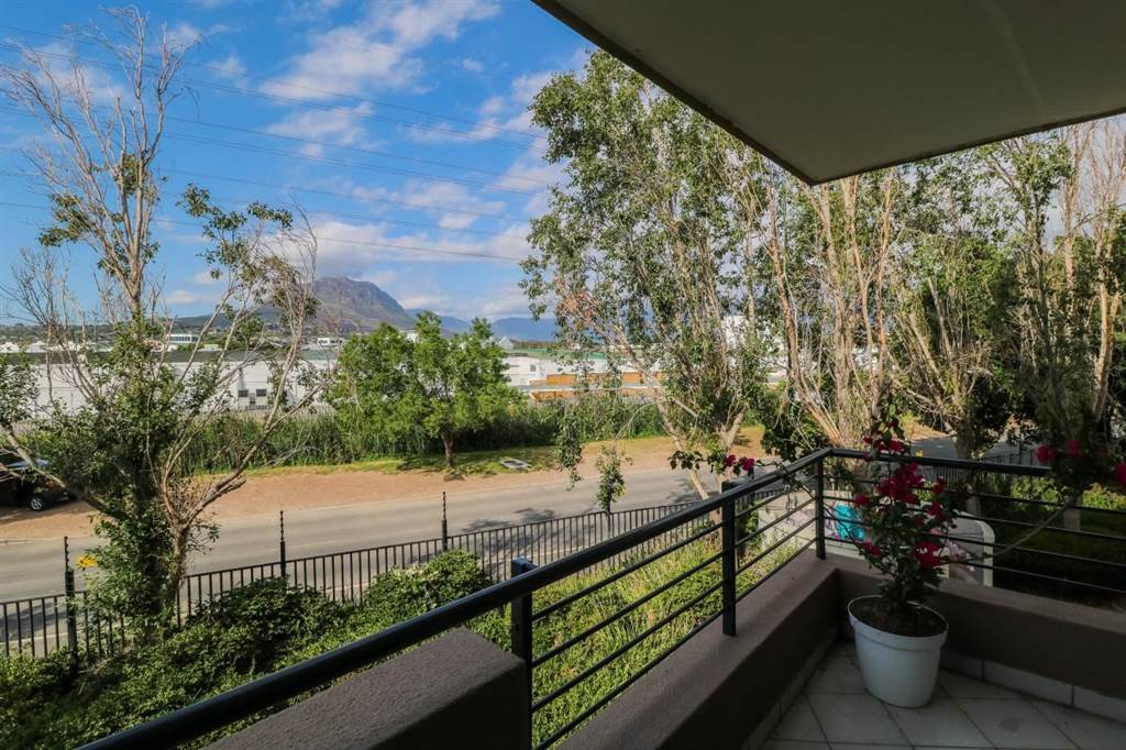 2 Bed Apartment in Somerset West Central photo number 1