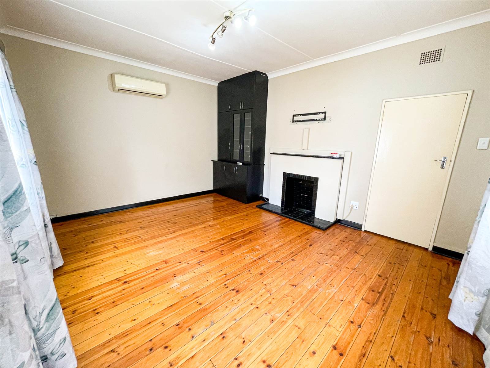 4 Bed House in Bayswater photo number 9