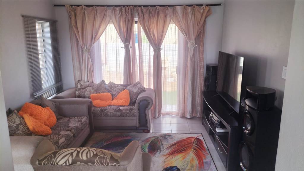 3 Bed Townhouse in Waterkloof photo number 3