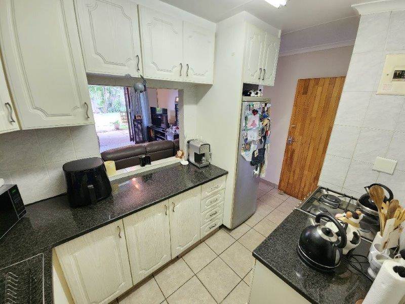 2 Bed Townhouse in Caversham Glen photo number 11