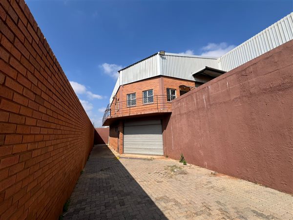 320 m² Industrial space 320 m² Industrial space
