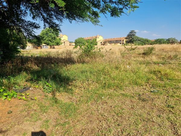 1.8 ha Land available in Halfway Gardens