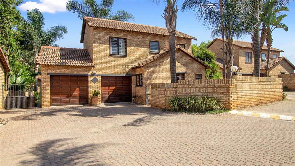 3 Bed Townhouse in Ruimsig photo number 2