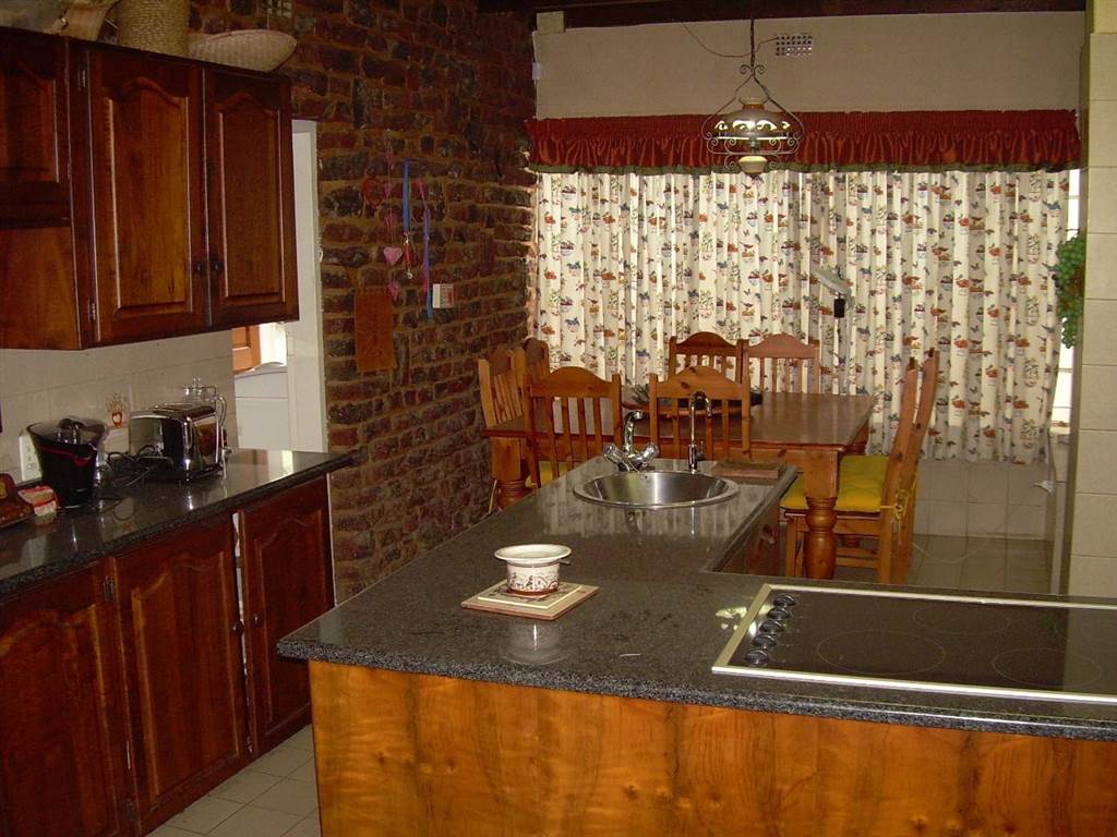 5 Bed House in Protea Park photo number 8