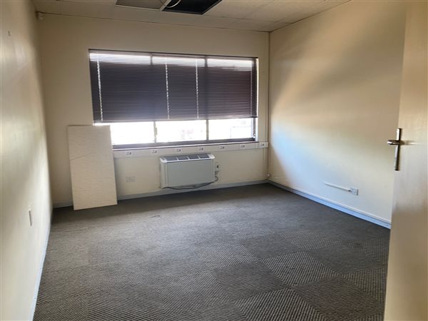 140  m² Commercial space in Westville