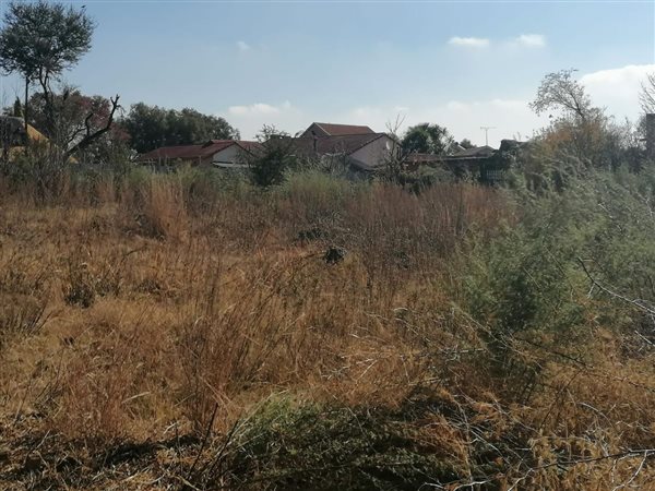 1 045 m² Land