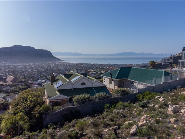 550 m² Land available in Fish Hoek