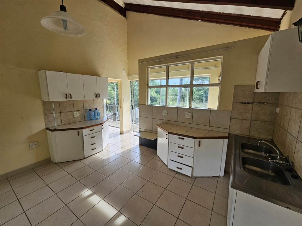 12 Bed House in Umtentweni photo number 8