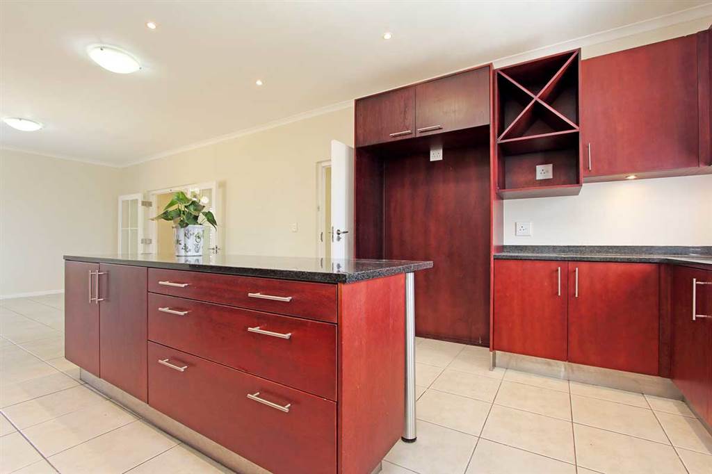 4 Bed House in Silvertree Estate photo number 8