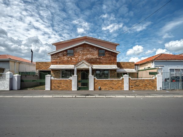 6 Bed House in Riverton