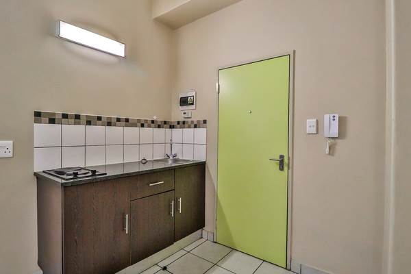 1 Bed Apartment in Johannesburg Central photo number 2