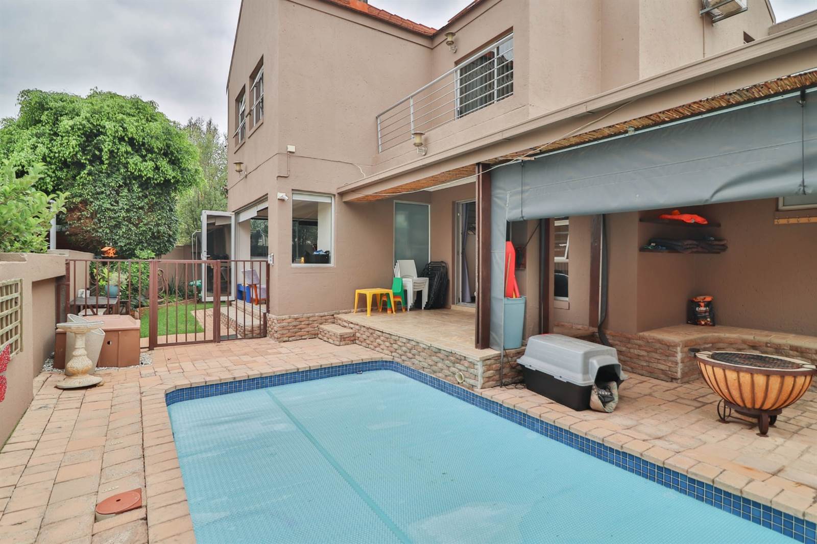 4 Bed Townhouse in Randpark Ridge photo number 3