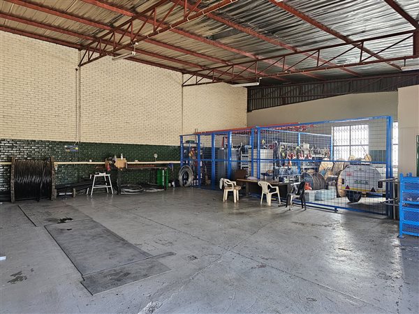 305  m² Industrial space