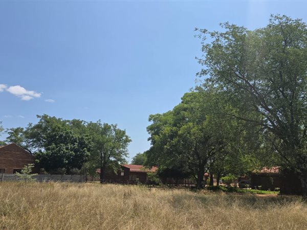 1 073 m² Land