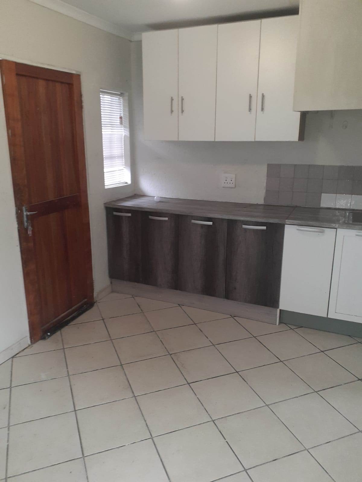 1 Bed Flat in Randfontein Central photo number 4