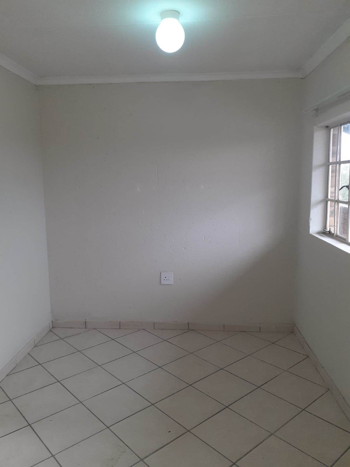 1 Bed Flat in Randfontein Central photo number 6