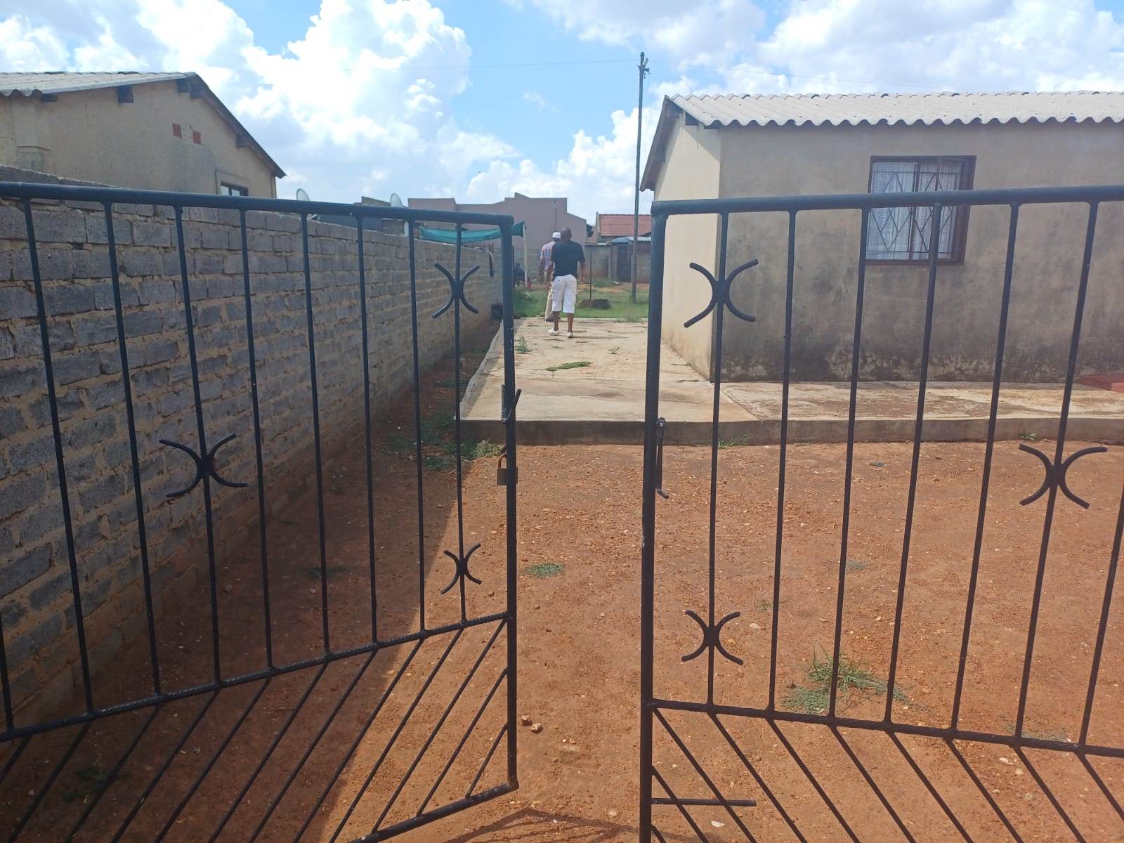 2 Bed House in Sebokeng Zone 3 photo number 2