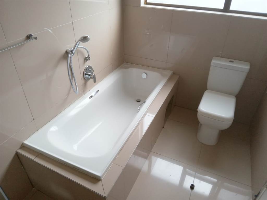 3 Bed Penthouse in Athlone Park photo number 19