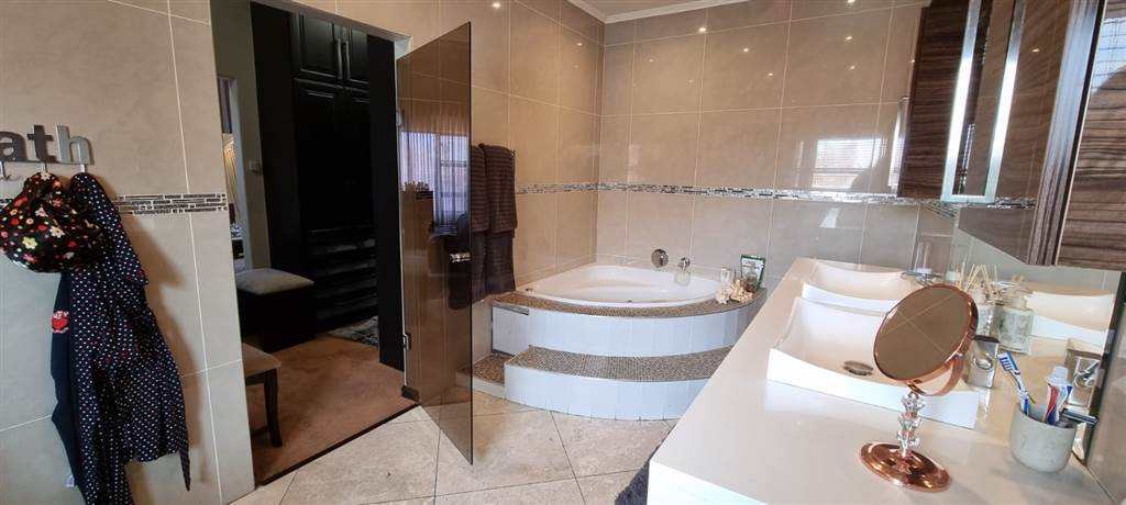 4 Bed House in Greenstone Hill photo number 21