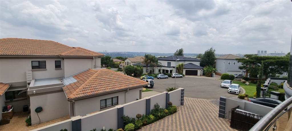 4 Bed House in Greenstone Hill photo number 30