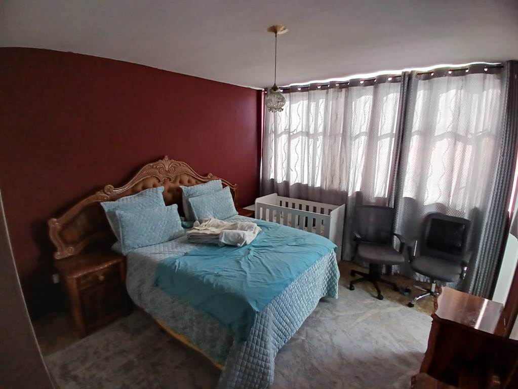 2 Bed Apartment in Booysens photo number 10