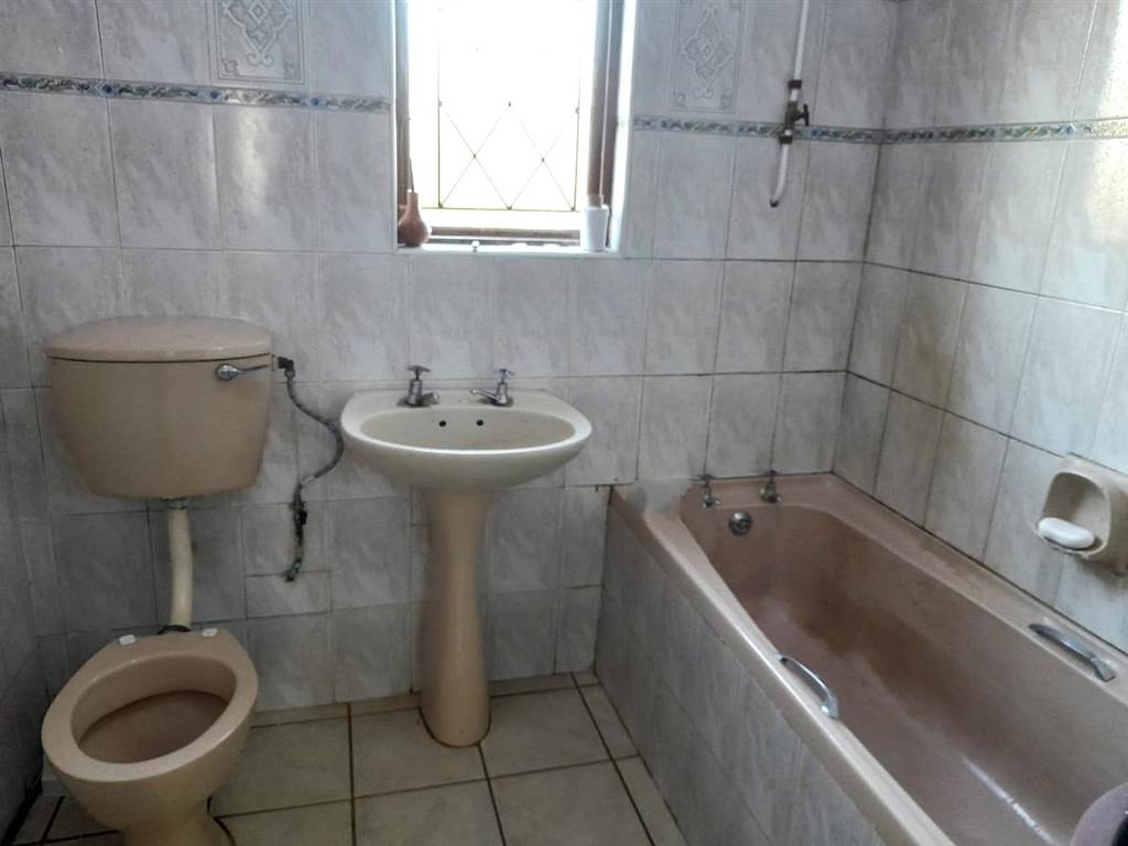 3 Bed House in Umlazi photo number 11