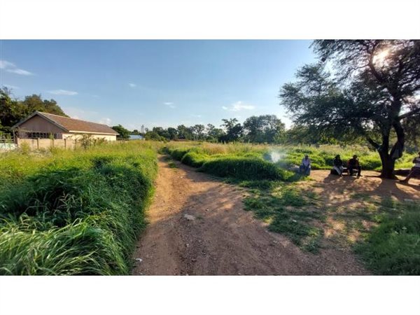 1 983 m² Land