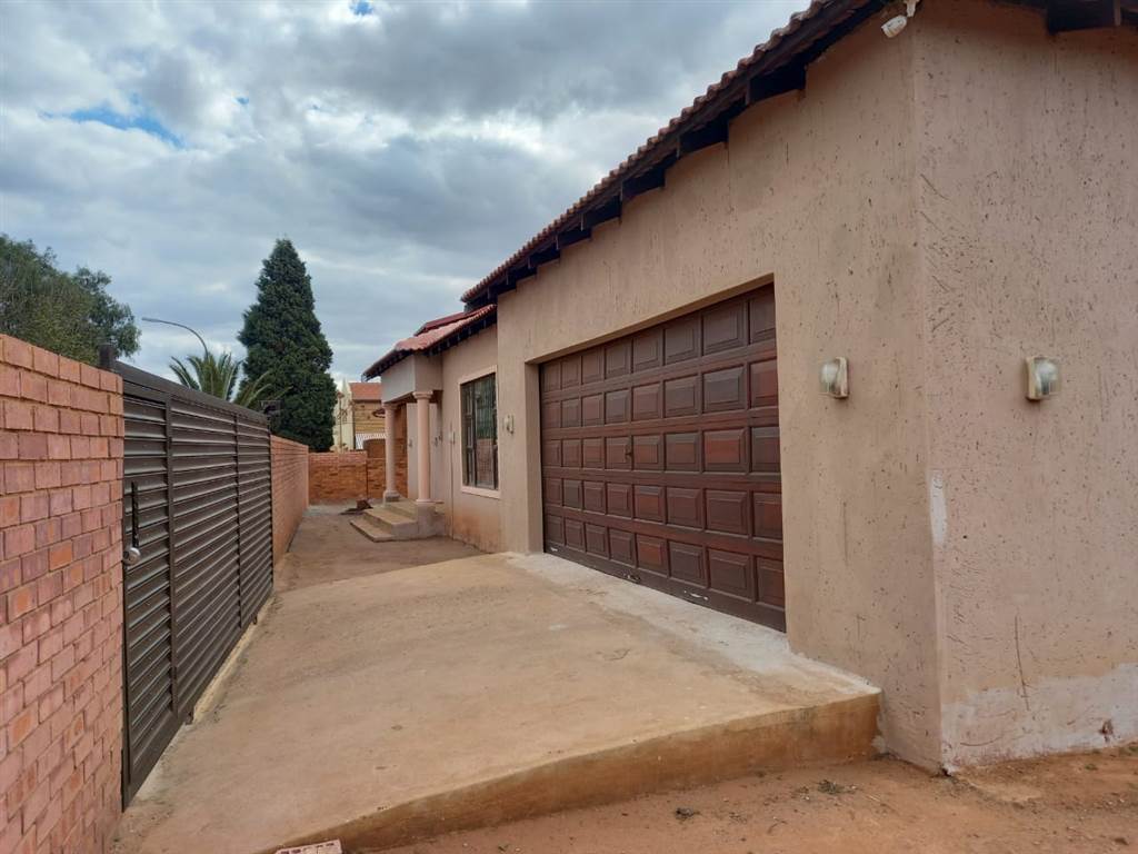 4 Bed House in Lenasia South photo number 18