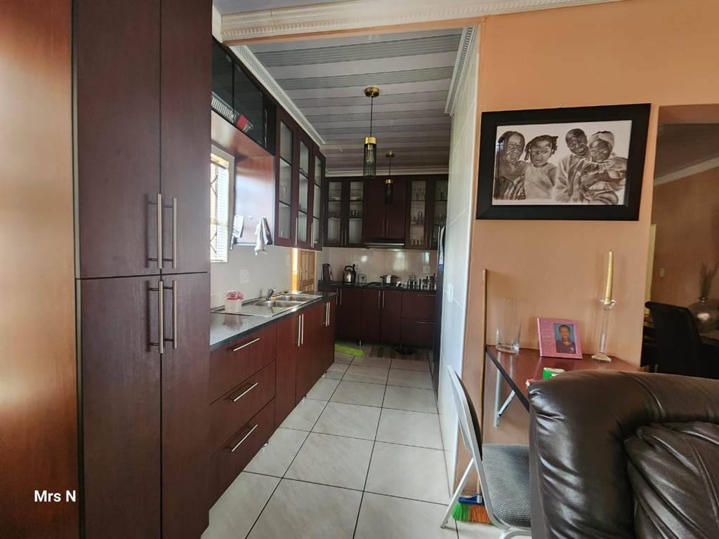 3 Bed House in Commercia photo number 2