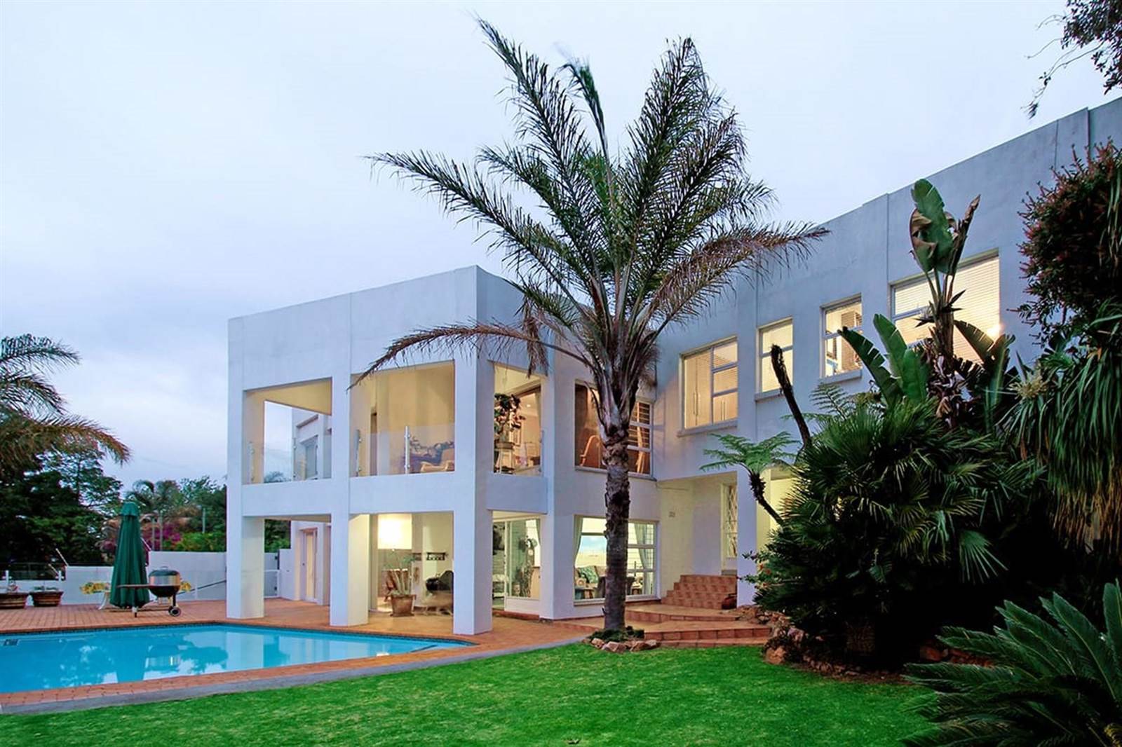4 Bed House in Constantia Kloof photo number 2