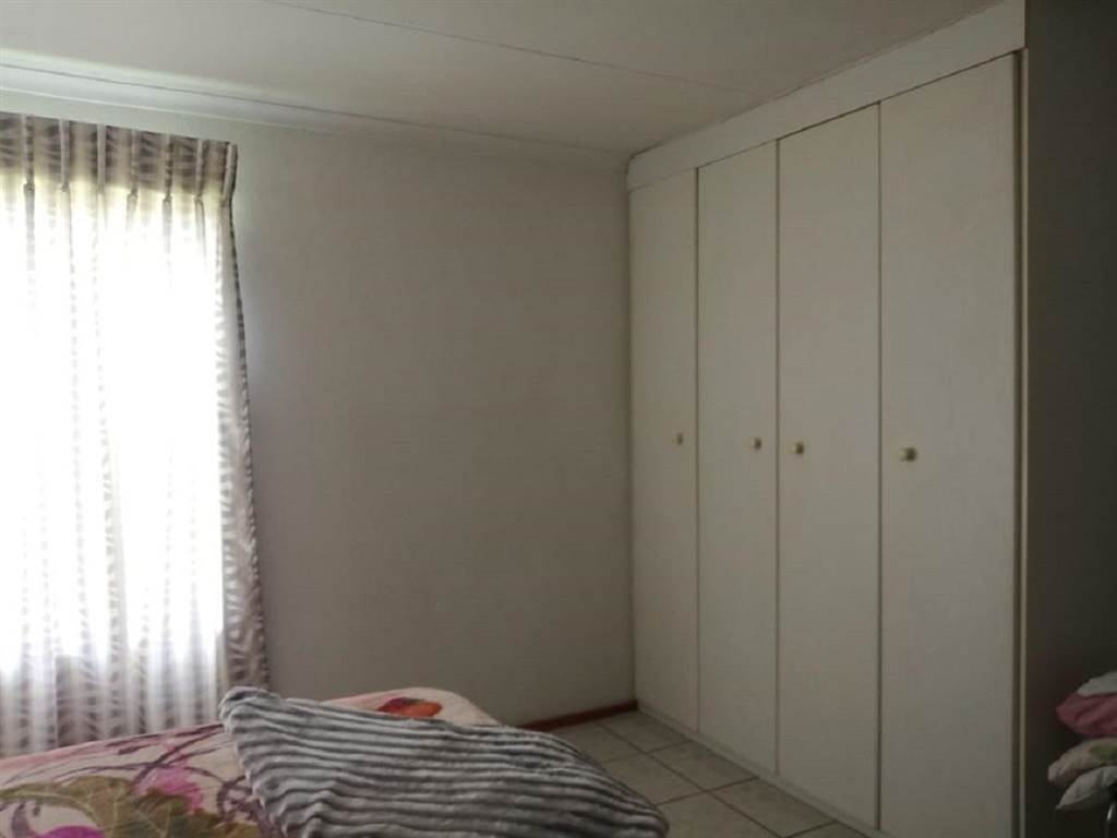 2 Bed Townhouse in Grobler Park photo number 8