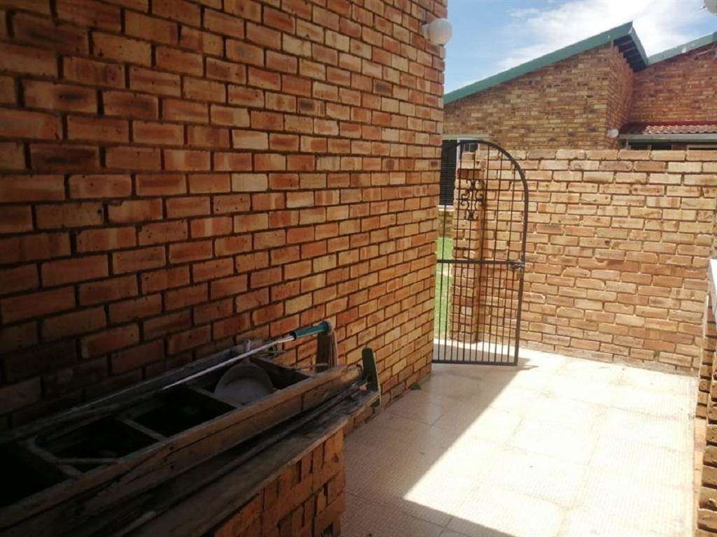 2 Bed Townhouse in Grobler Park photo number 5