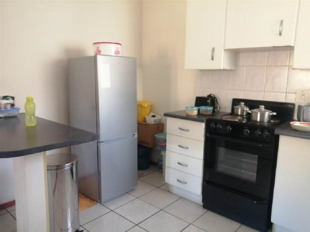 2 Bed Townhouse in Grobler Park photo number 6