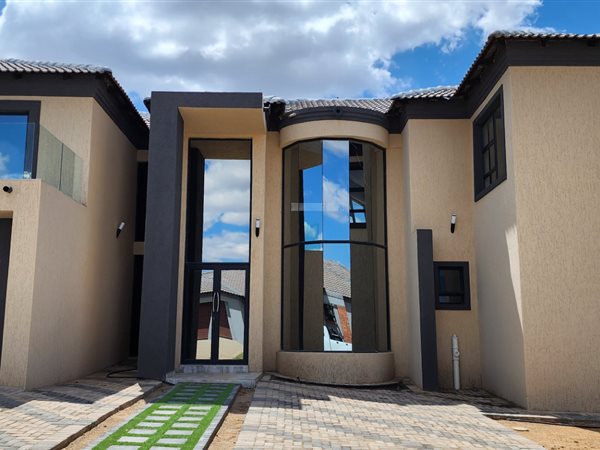 6 Bed House in Tweefontein