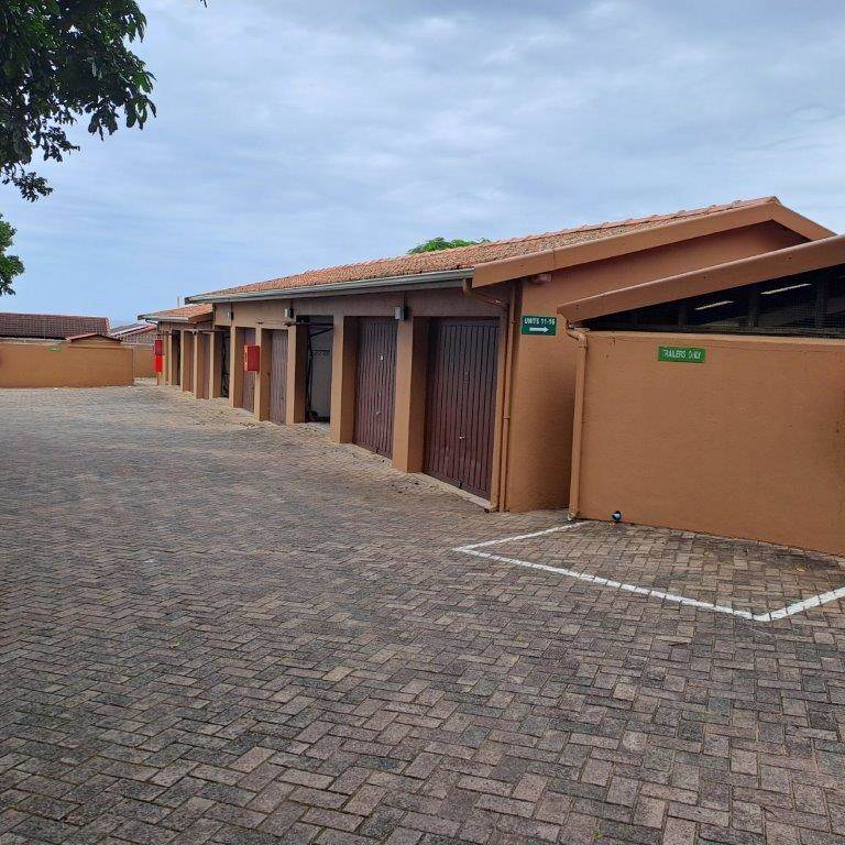 2 Bed Townhouse in Scottburgh South photo number 16