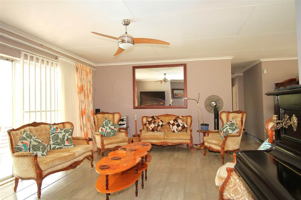 3 Bed House in Derdepoort photo number 9