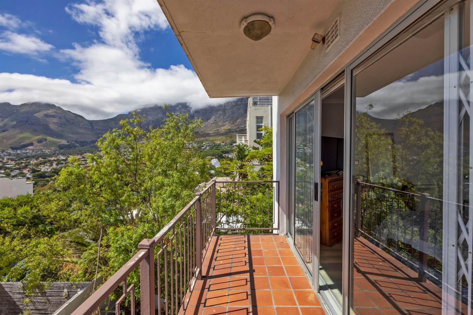 2 Bed Apartment in Tamboerskloof photo number 4