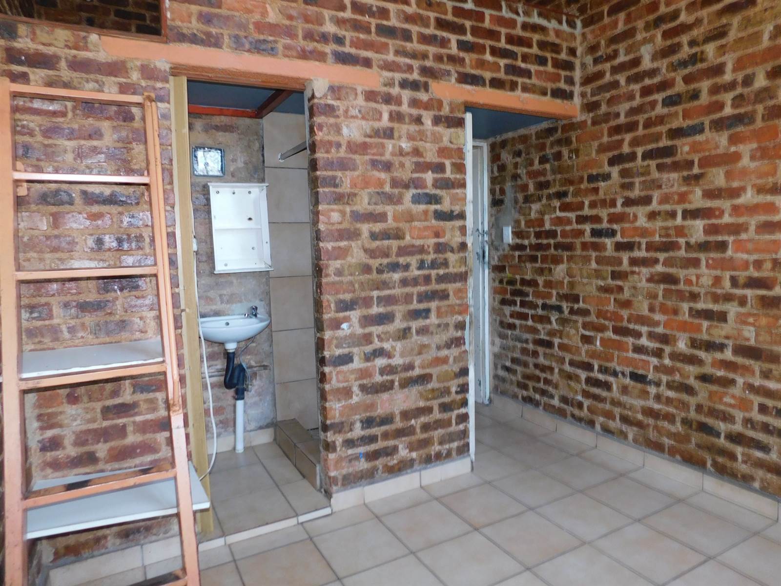 Bachelor apartment in Jeppestown photo number 12