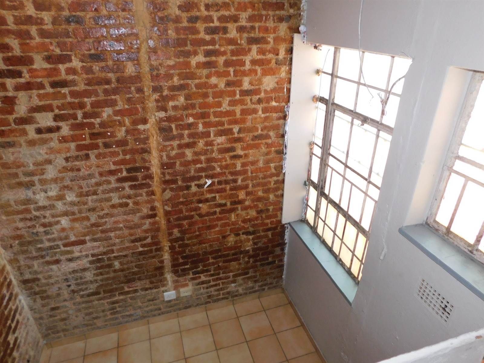 Bachelor apartment in Jeppestown photo number 5
