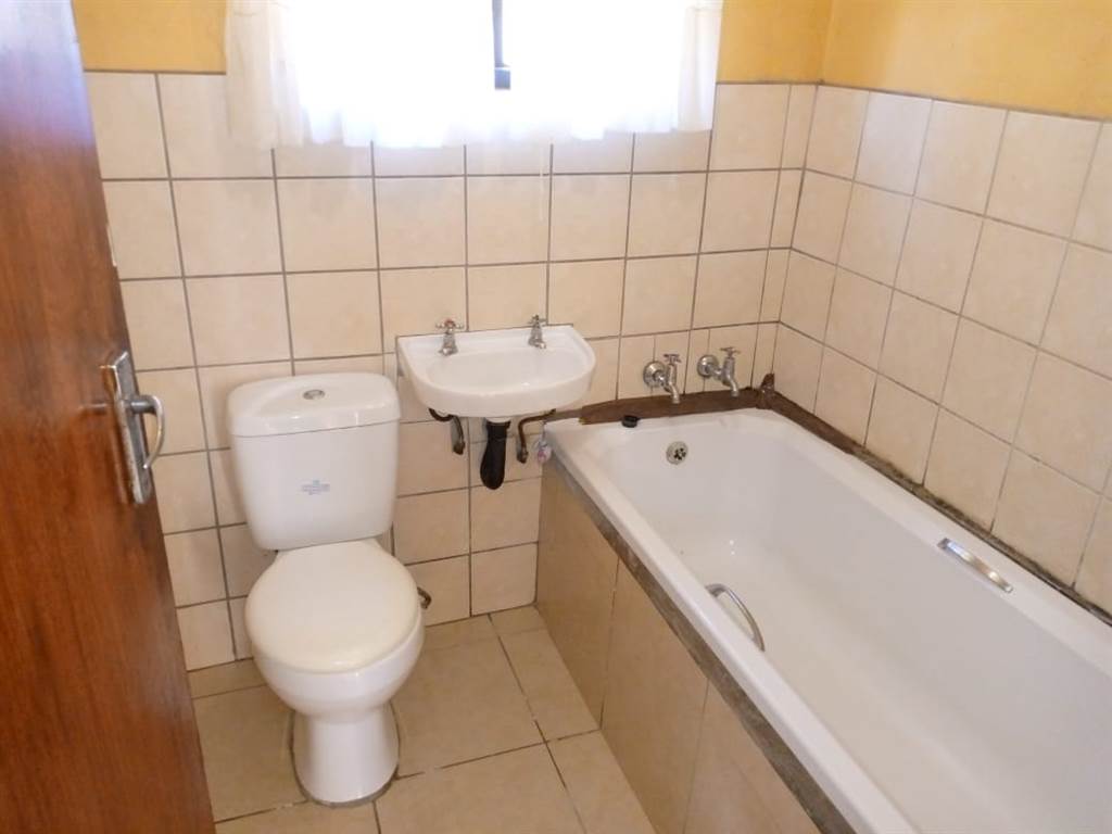 2 Bed House in Umlazi photo number 15