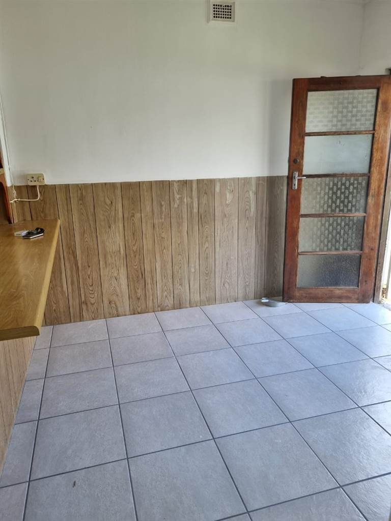 2 Bed Flat in Uvongo photo number 7