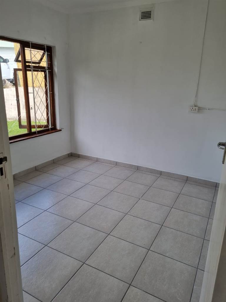 2 Bed Flat in Uvongo photo number 14