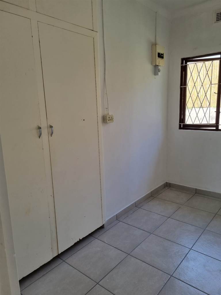 2 Bed Flat in Uvongo photo number 13